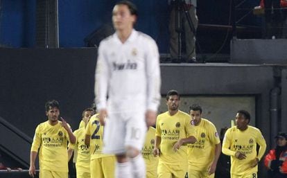 &Ouml;zil, ante los jugadores del Villarreal, que celebran el gol de Senna.