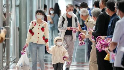 FILE PHOTO: Passengers from China's Xiamen arrive at Bangkok?s Suvarnabhumi airport after China reopens its borders amid the coronavirus (COVID-19) pandemic, in Bangkok, Thailand, January 9, 2023. REUTERS/Athit Perawongmetha/File Photo