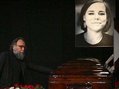 El ideólogo ruso, Alexander Dugin, asiste al funeral de su hija, Daria Dugina, en el centro de televisión Ostankino en Moscú.