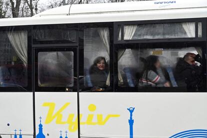 Una pasajera de un autobús mira a través de la ventana, en los atascos que han colapsado las salidas de Kiev. 