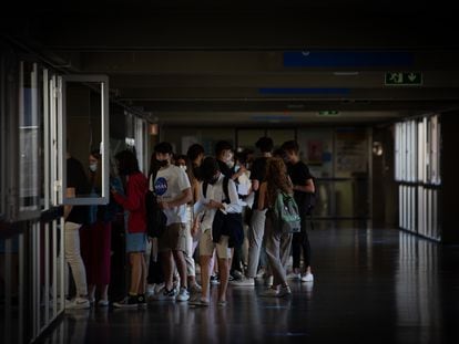 Un grupo de alumnos, antes de realizar un examen de Selectividad en Barcelona en 2021.