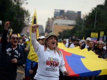 Cientos de personas participan en una manifestación para rechazar las reformas del Gobierno del presidente Gustavo Petro en Bogotá, Colombia.