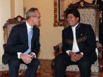 Fotografía tomada el pasado 19 de septiembre en la que se registró al Embajador de España en Bolivia, Ángel María Vázquez Díaz de Tuesta (i), al conversar con el presidente boliviano, Evo Morales (d), en La Paz. EFE/Archivo
