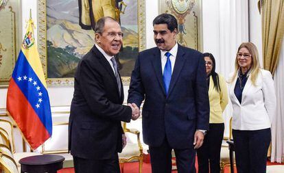 Nicolás Maduro (derecha) estrecha la mano a Serguéi Lavrov, este viernes en Caracas. 