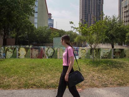 Una mujer camina por la plaza de los desaparecidos en el centro de Monterrey en Nuevo León.