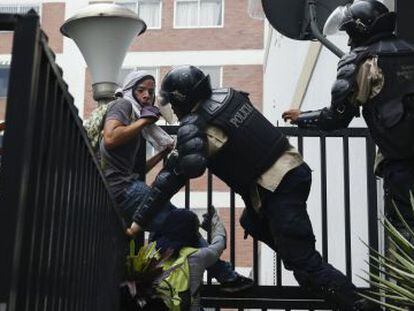 Agentes de la polic&iacute;a nacional detienen a unos manifestantes durante la ofensiva contra los estudiantes el jueves.