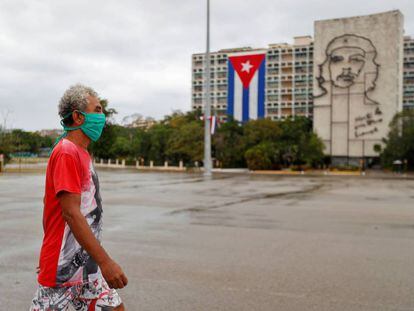 Un hombre con mascarilla pasa frente al Ministerio del Interior, en La Habana, el pasado viernes.