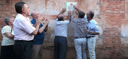 Un momento del homenaje a las víctimas del franquismo en la tapia del cementerio de Granada.