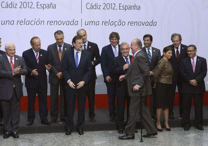 Don Juan Carlos acude a la foto de grupo de la cumbre.