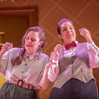 Cristina Toledo (Carlotta) y Carol García (Lisetta) en su dúo del segundo acto de la ópera.