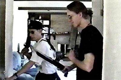 Eric Harris y Dylan Klebold, en un vídeo grabado por ambos estudiantes como trabajo escolar y difundido ayer por la policía.