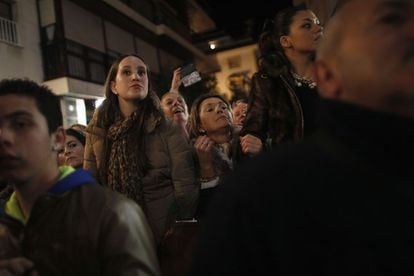 La gente ve la llegada del ataúd del guitarrista Paco de Lucía, a la entrada del Ayuntamiento de Algeciras,