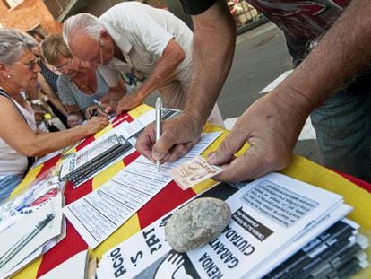Recogida de firmas de la Asociación de Parados de El Prat para pedir la Renta Garantizada de Ciudadanía.