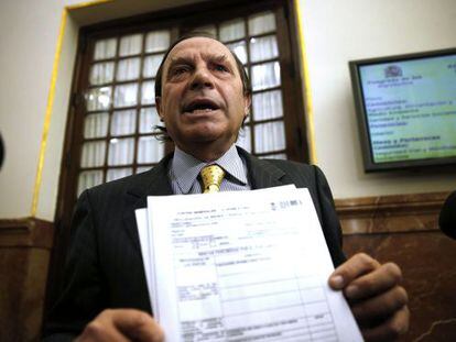 El diputado Martínez-Pujalte muestra un documento para defender su fiscalidad