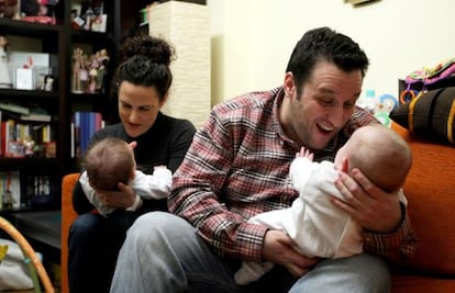 Leyre Goitia i Igor Lansorena amb Miren i Ohian, els seus fills bessons, nascuts per gestació subrogada el mes de juliol.