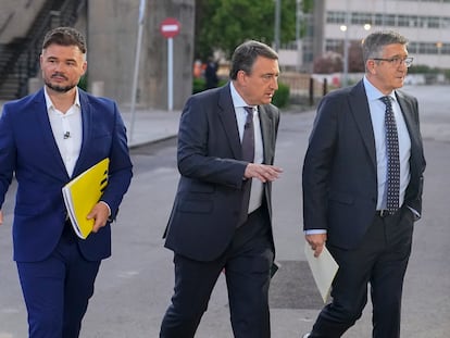 Desde la izquierda, Gabriel Rufián (ERC), Aitor Esteban (PNV) y Patxi López (PSOE), antes del debate en Televisión Española el 13 de julio.