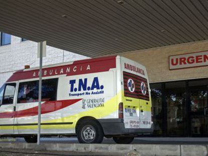 Una ambulancia a la puerta de un hospital