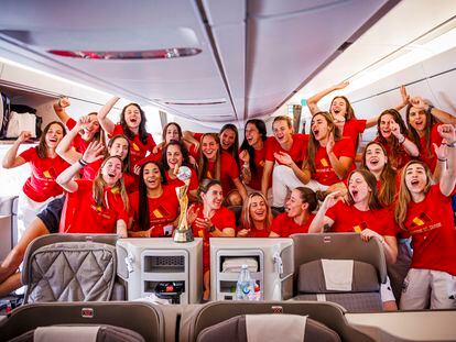 Las jugadoras de la selección celebraban la victoria en el Mundial el 21 de agosto en el avión de regreso a Madrid, en una imagen difundida por la federación.