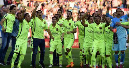 Los jugadores del Barcelona celebran el título.