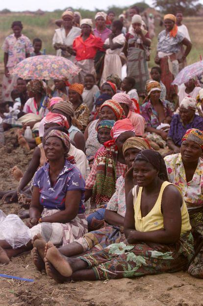 Mujeres y ni&ntilde;os de una aldea mozambique&ntilde;a.