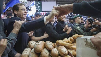 El l&iacute;der del partido laborista israel&iacute;, Isaac Herzog, en un mercado en Tel Aviv el 1 de julio. 