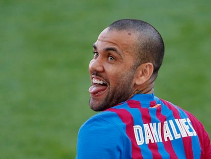 Alves se lo pasó como un crío en su presentación en el Camp Nou, ocupado por 10.378 aficionados.