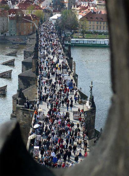 Turistas en el Puente de Carlos, en Praga.