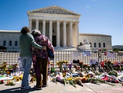 Flores en recuerdo de la magistrada Ruth Bader Ginsburg, el domingo en el Tribunal Supremo de Estados Unidos.