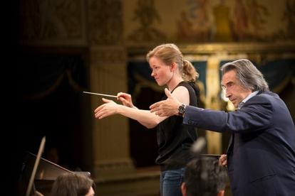 Riccardo Muti enseñando a la directora Katharina Wincor, durante la edición de 2017 del Italian Opera Academy, en el Teatro Alighieri de Rávena (Italia). 