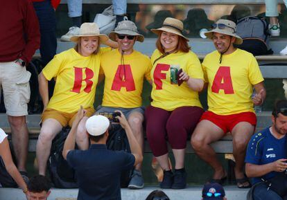 Espectadores con camisetas de Rafa Nadal durante uno de los partidos de Roland Garros 2023.
