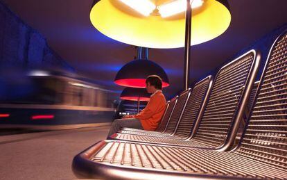 Estación de Westfriedhof, en el metro de Múnich, cuyo diseño de iluminación ha sido realizado por Ingo Maurer