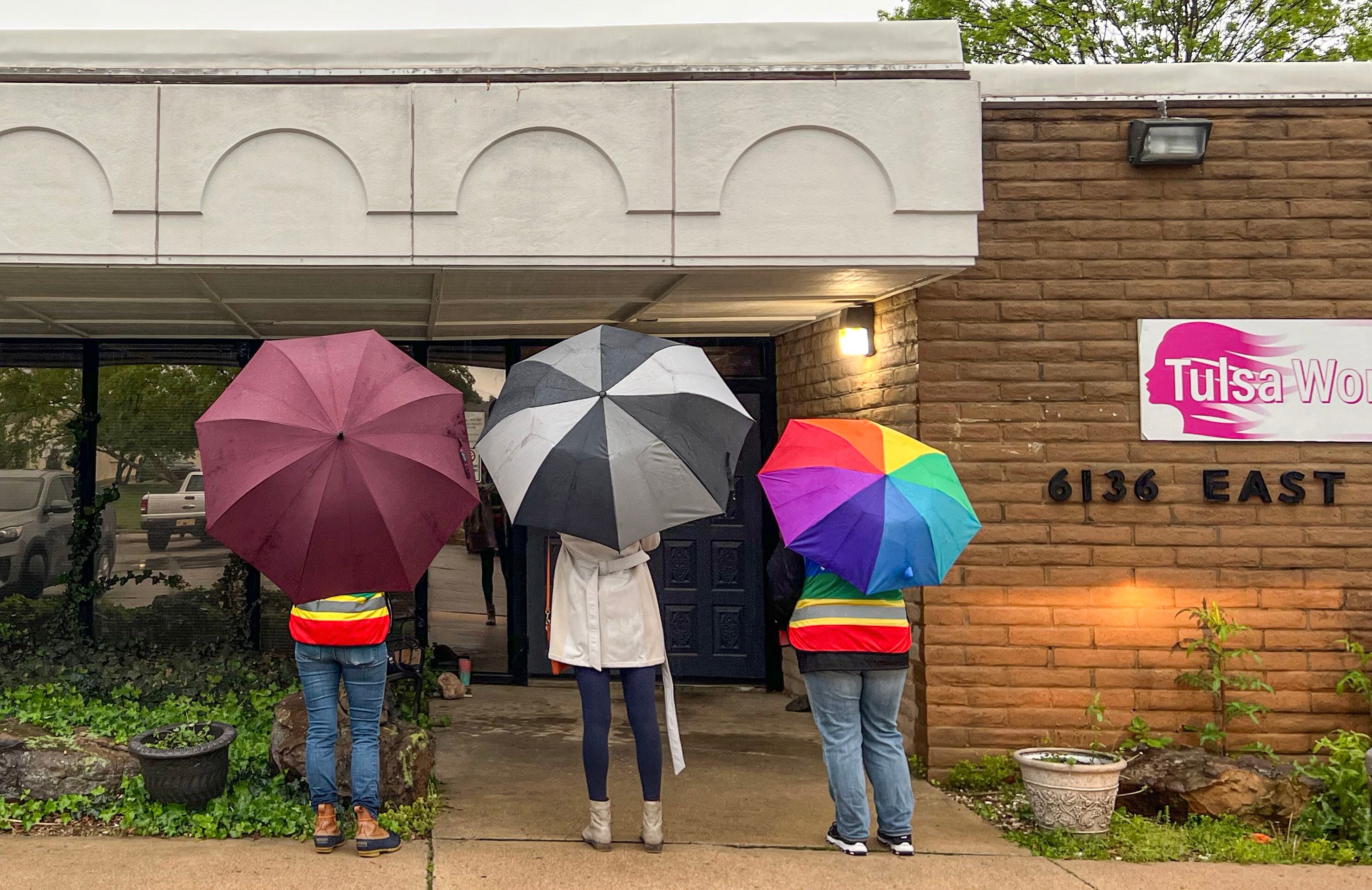 Voluntarias a las puertas de la Tulsa Women´s Clinic.