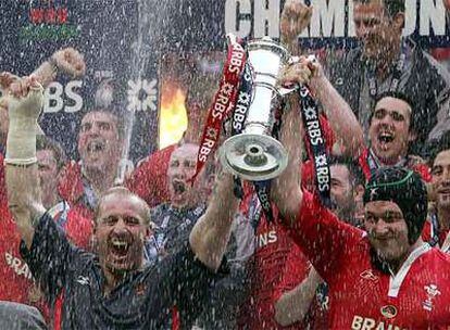 Gareth Thomas, junto al otro capitán de Gales Michael Owen, levanta el trofeo del Torneo de las Seis Naciones de rugby en 2008.