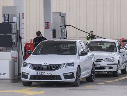 Varios clientes repostan carburante en su vehículo en una gasolinera de Sevilla.