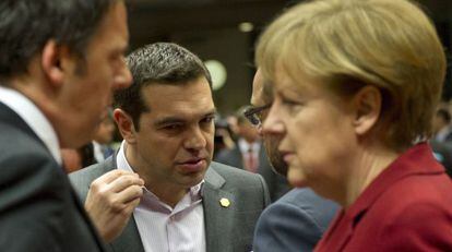 Tsipras charla con Schulz, el presidente del Europarlamento, junto al primer ministro italiano, Renzi, y la canciller alemana, Angela Merkel, ayer en Bruselas.
