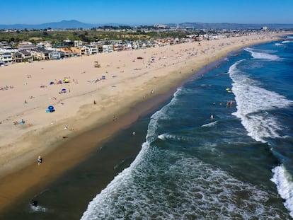 Bañistas en la playa de Newport Beach, California, el pasado sábado.