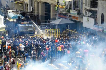 La policía intentó contener a los manifestantes en el palacio presidencial con cargas que han dejado decenas de heridos. Horas antes de la incursión, los agentes dispararon al aire y lanzaron gases lacrimógenos.