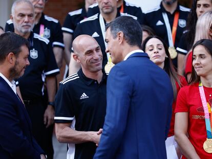 Pedro Sánchez, saludando a Luis Rubiales, en la recepción a la selección femenina de fútbol tras su victoria en el Mundial, el día 22.