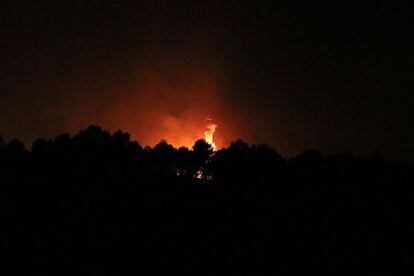 Les flames vistes des de Sant Salvador de Guardiola.