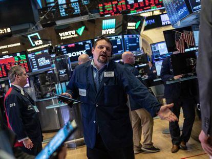 Wall Street se asoma al descontento social y a la fiebre especulativa