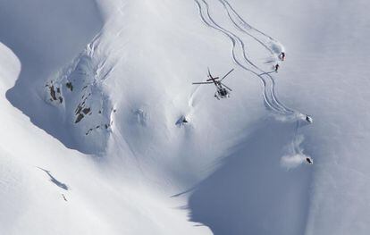 Un helicóptero y varios esquiadores en el Valle de Arán.