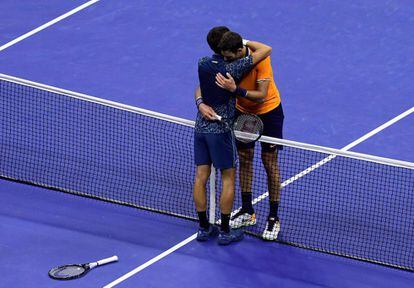 Novak Djokovic abraza a Juan Martín del Potro al término de la final del US Open 2018.