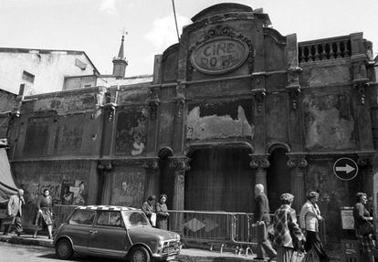 Fachada del Cine Doré a finales de los años setenta.