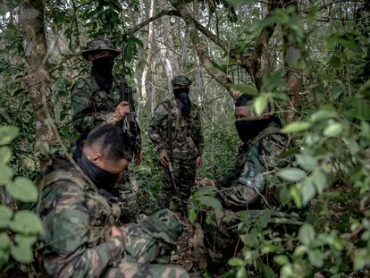 Integrantes del frente Gabriel Poveda Ramos, de las Autodefensas Gaitanistas de Colombia o Clan del Golfo, en Antioquia, el 28 de marzo de 2023.