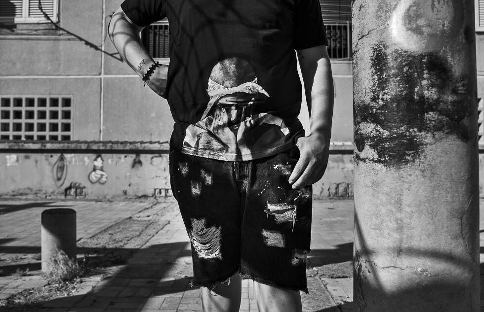 Un chico de S. Giovanni a Teduccio, en la periferia est di Nápoles, viste una camiseta del rapero Tupac Shakur.