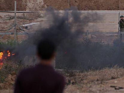Un soldado israelí apunta a los manifestantes palestinos durante los enfrentamientos con las tropas israelíes a lo largo de la frontera entre Israel y la Franja de Gaza. 
 
 