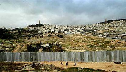 Vista general de las afueras de Jerusalén, con el muro divisorio que construye el Gobierno israelí en primer plano.