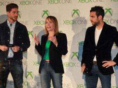 Los jugadores Sergio Ramos y Cesc F&aacute;bregas, junto a la presidenta de Microsoft en Espa&ntilde;a, Mar&iacute;a Gara&ntilde;a, durante el lanzamiento de la Xbox One. El acto tuvo lugar en una carpa en la Plaza de Col&oacute;n, en Madrid.