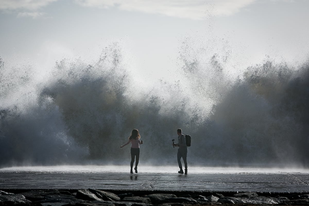 El cambio climático obliga al derribo de paseos marítimos en la costa catalana |  Cataluña |  España