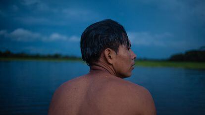 Alex Rufino, indígena ticuna, en el lago Yahuarcaca, en Leticia, Colombia, el 23 de febrero de 2019. (Juancho Torres)